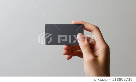 カードを持つ女性の手元 118802739