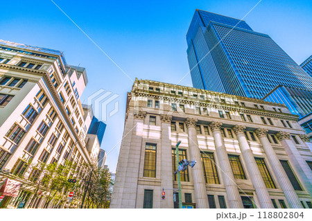日本の東京都市景観 室町二丁目。三越や江戸桜通り、三井住友信託銀行などを望む 118802804