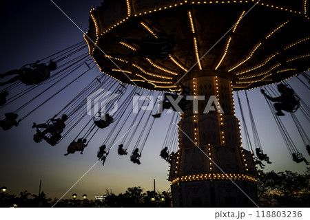 夕焼けの遊園地ウェーブスインガー 118803236