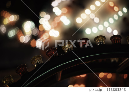 夜の遊園地のイルミネーション 118803248