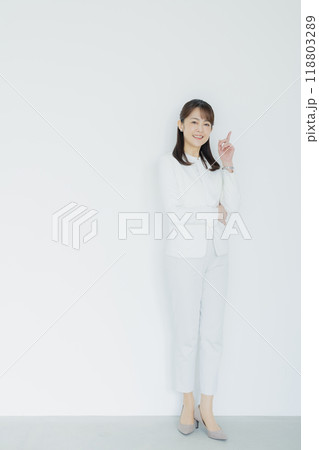 白いスーツの女性 白いスーツの女性 118803289