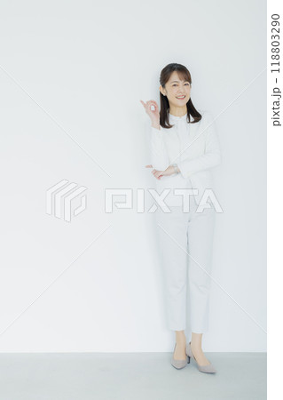 白いスーツの女性　　  118803290