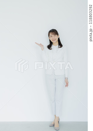 白いスーツの女性 白いスーツの女性 118803292