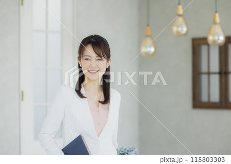 白いスーツの女性 白いスーツの女性 118803303