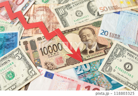 一万円札と右肩下がりの矢印　下降　紙幣　下向き 118803325