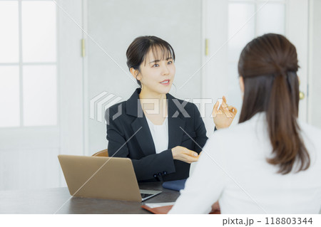 オフィスで働く女性 118803344