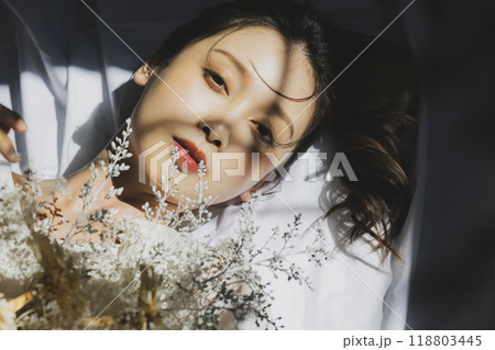 ウェディングドレスを着た女性 118803445