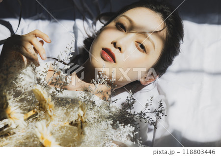 ウェディングドレスを着た女性 ウェディングドレスを着た女性 118803446