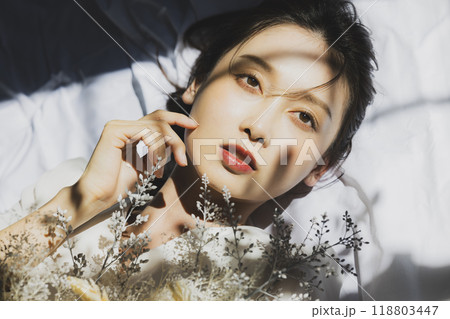 ウェディングドレスを着た女性 118803447