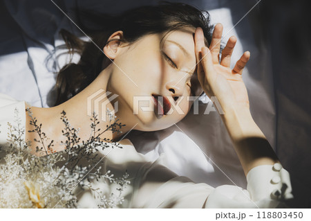 ウェディングドレスを着た女性 ウェディングドレスを着た女性 118803450