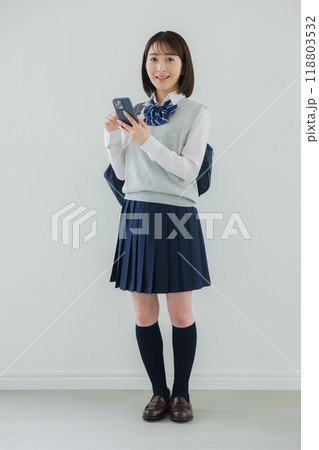 スマホを持つ女子高生 スマホを持つ女子高生 118803532
