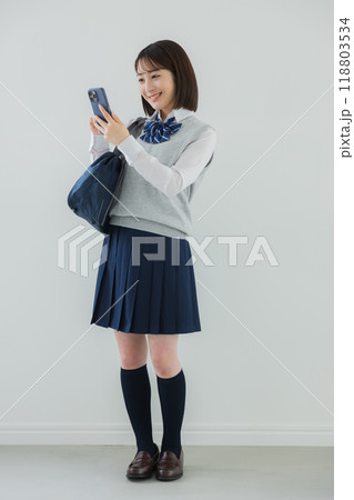 スマホを持つ女子高生  スマホを持つ女子高生  118803534