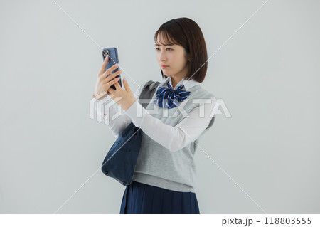 スマホを持つ女子高生   スマホを持つ女子高生   118803555