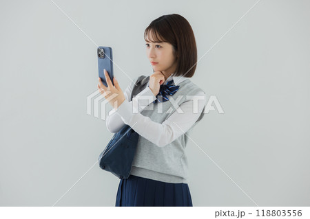 スマホを持つ女子高生　　 118803556