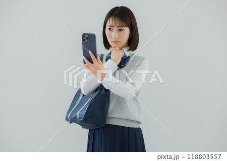 スマホを持つ女子高生　　 118803557