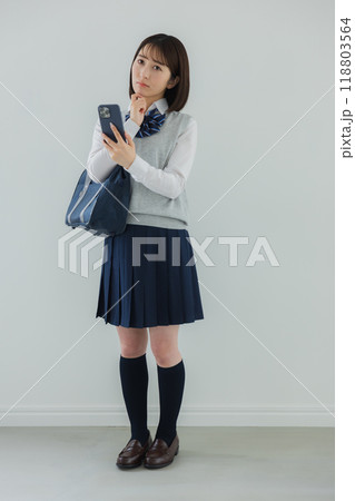 スマホを持つ女子高生 スマホを持つ女子高生 118803564
