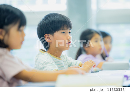 教室で授業を受ける小学生　　 118803584