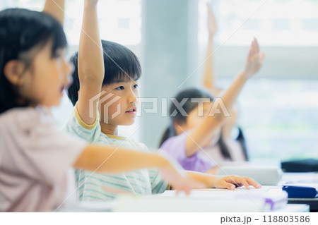 教室で授業を受ける小学生　　 118803586