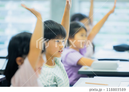 教室で授業を受ける小学生　　 118803589