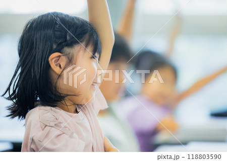 教室で授業を受ける小学生　　 118803590