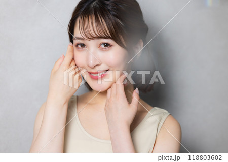 肌の潤いを実感する若い女性 肌の潤いを実感する若い女性 118803602