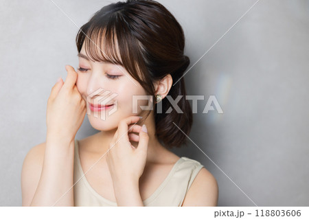 肌の潤いを実感する若い女性 肌の潤いを実感する若い女性 118803606