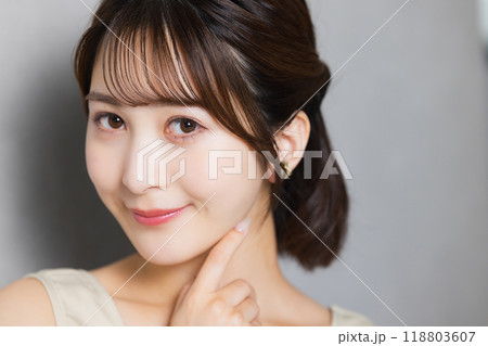 肌の潤いを実感する若い女性 肌の潤いを実感する若い女性 118803607