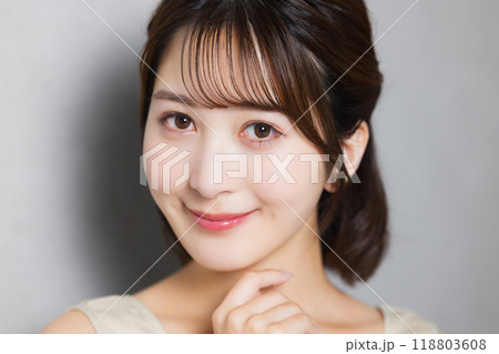 肌の潤いを実感する若い女性　 118803608