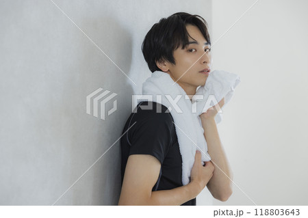 スポーツウェアを着た男性 スポーツウェアを着た男性 118803643