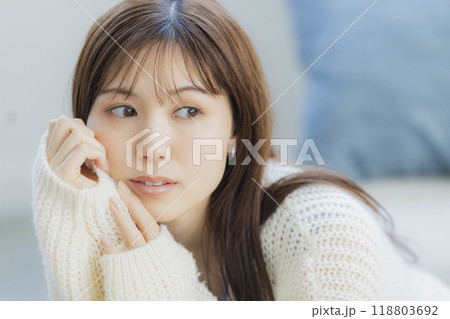 部屋でくつろぐニットの若い女性 部屋でくつろぐニットの若い女性 118803692