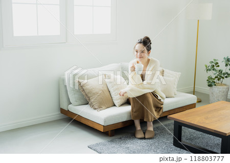 部屋でホットコーヒーを飲む女性　 118803777
