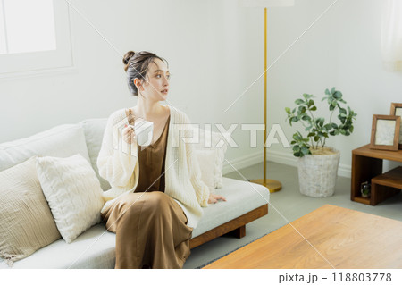 部屋でホットコーヒーを飲む女性　 118803778