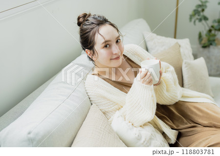 部屋でホットコーヒーを飲む女性　 118803781