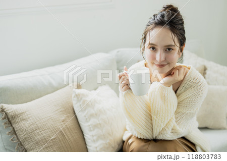 部屋でホットコーヒーを飲む女性 部屋でホットコーヒーを飲む女性 118803783