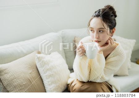 部屋でホットコーヒーを飲む女性 部屋でホットコーヒーを飲む女性 118803784