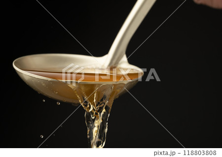 出汁 お玉で出汁を掬う 出汁 お玉で出汁を掬う 118803808