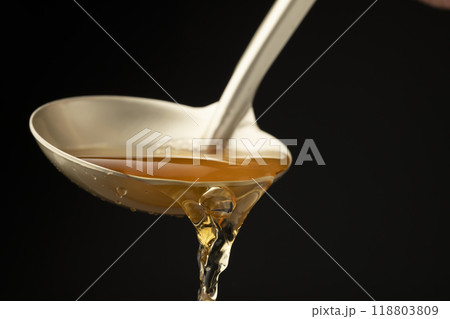 出汁 お玉で出汁を掬う 出汁 お玉で出汁を掬う 118803809