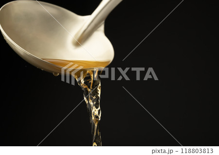 出汁 お玉で出汁を掬う 出汁 お玉で出汁を掬う 118803813