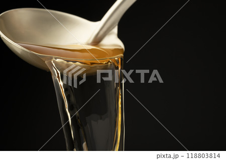 出汁 お玉で出汁を掬う 出汁 お玉で出汁を掬う 118803814