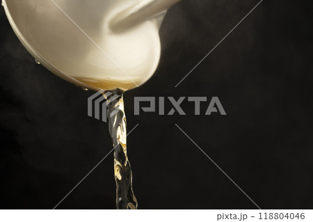 出汁　お玉で温かい出汁を掬う 118804046