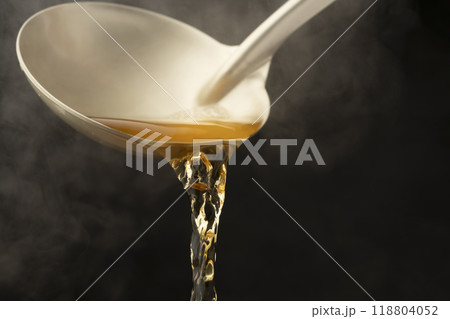 出汁　お玉で温かい出汁を掬う 118804052