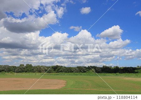 野球のグラウンドと夏の空 野球のグラウンドと夏の空 118804114