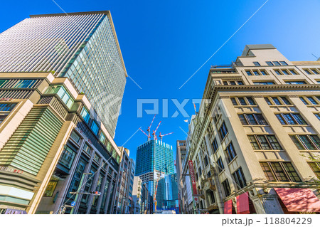 日本の東京都市景観 9月。室町二丁目。コレド室町3（左）や三越。奥は日本橋一丁目の再開発事業 118804229