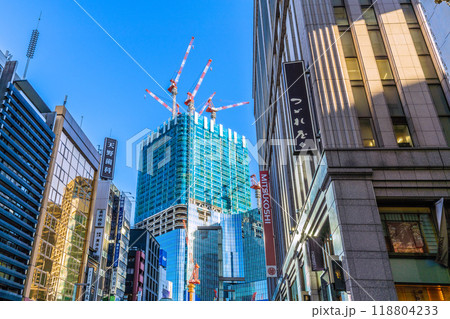 日本の東京都市景観 9月。三越や日本橋一丁目の再開発事業(奥)などを望む 日本の東京都市景観 9月。三越や日本橋一丁目の再開発事業(奥)などを望む 118804233
