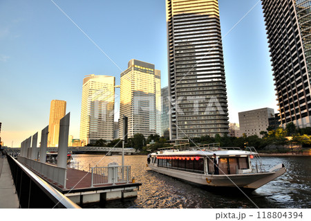 朝潮運河から眺める高層マンションとトリトンスクエア 朝潮運河から眺める高層マンションとトリトンスクエア 118804394