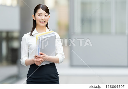 会社員の女性 118804505
