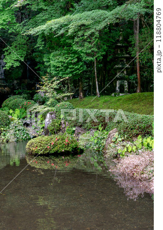 京都市左京区大原草生町 寂光院(平家物語ゆかりの尼寺) 四方正面の池 京都市左京区大原草生町 寂光院(平家物語ゆかりの尼寺) 四方正面の池 118804769