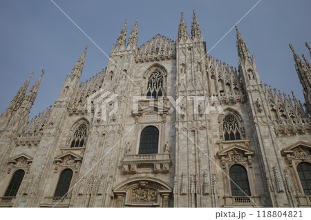 イタリアのミラノにあるドゥオーモの、彫刻が施された外壁の一部 イタリアのミラノにあるドゥオーモの、彫刻が施された外壁の一部 118804821