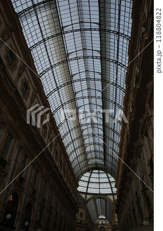 ミラノのヴィットーリオ・エマヌエーレ2世のガッレリアの天井 118804822