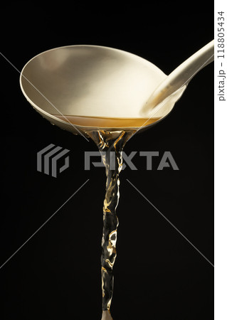 出汁　お玉で出汁を掬う 118805434